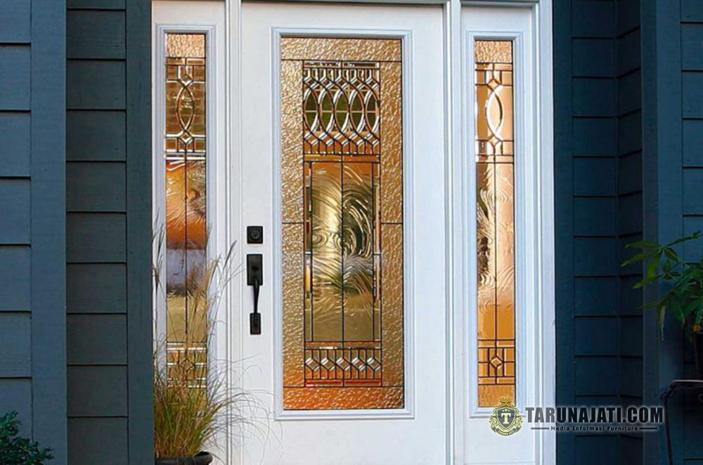 Pintu rumah warna putih dengan kaca