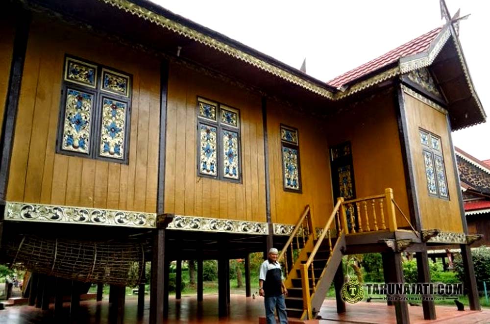 Ornamen Khas dengan Beragam Motif Ornamen Khas dengan Beragam Motif