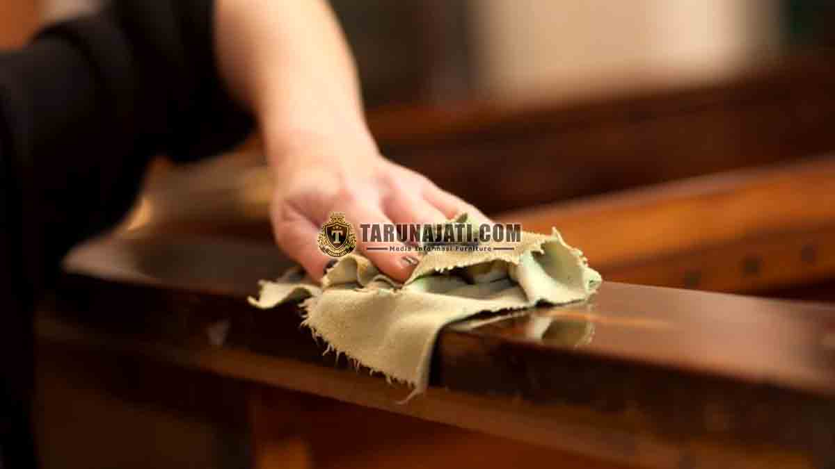 Membersihkan furniture dengan cairan pembersih kayu Membersihkan furniture dengan cairan pembersih kayu