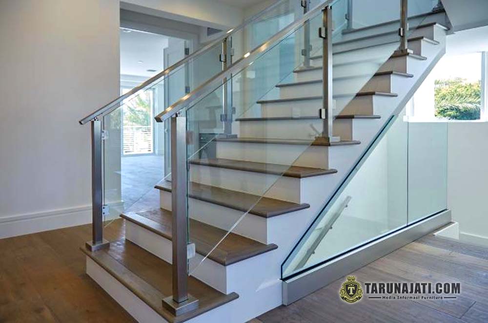 Tangga Terbuka dengan Railing Minimalis Tangga Terbuka dengan Railing Minimalis